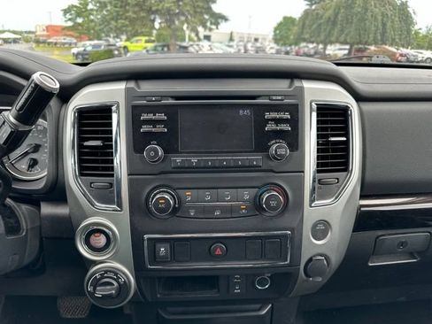 Used 2018 Nissan Titan SV AWD/4WD image 16