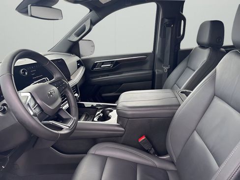 Used 2025 Chevrolet Suburban Z71 image 11