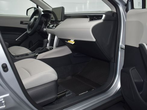 Used 2025 Toyota Corolla Cross L image 11