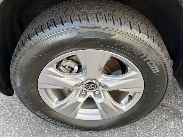 Used 2025 Toyota RAV4 XLE FWD image 10