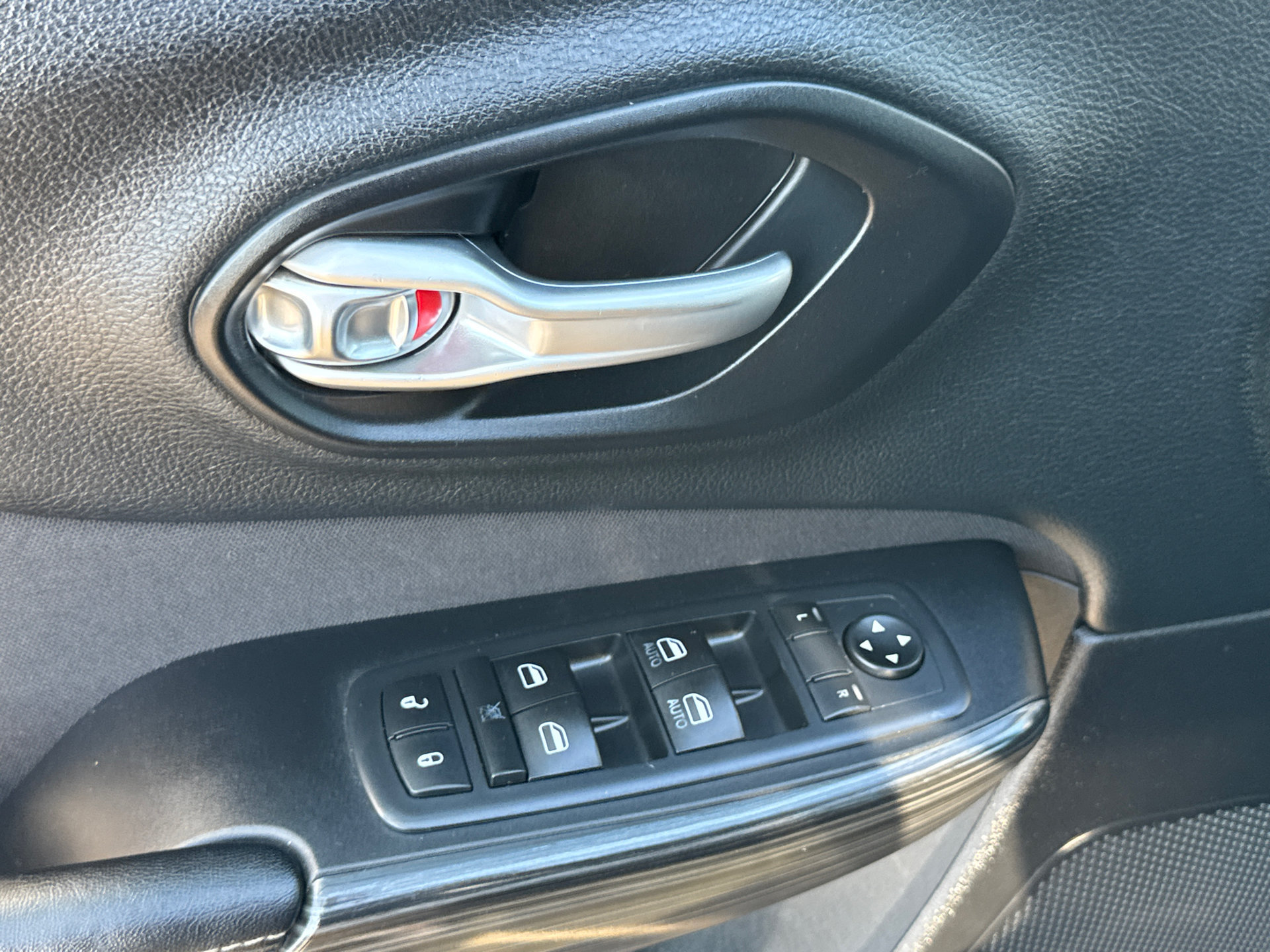 Used 2017 Jeep Cherokee Latitude FWD image 21