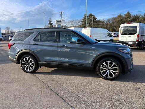 Used 2025 Ford Explorer ST-Line image 2