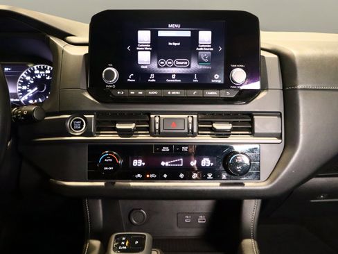 Used 2024 Nissan Pathfinder S image 25