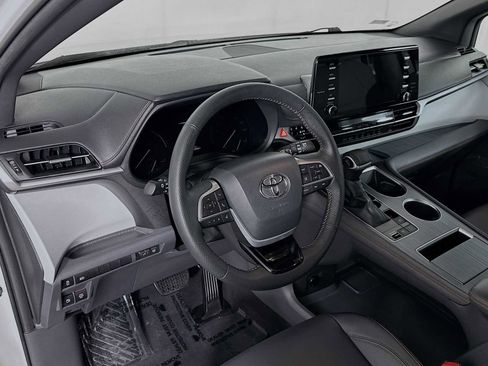 Used 2022 Toyota Sienna XSE FWD image 9