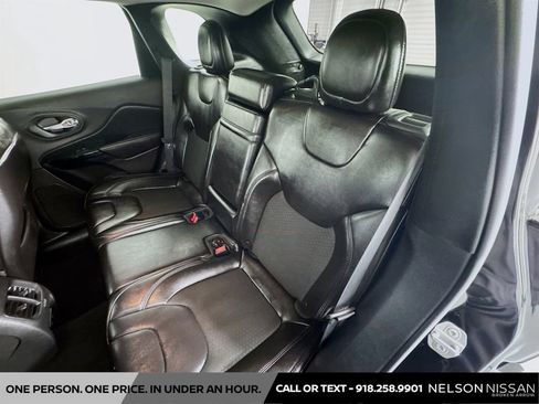 Used 2019 Jeep Cherokee Latitude Plus FWD image 22