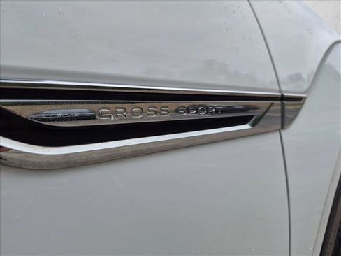 Used 2022 Volkswagen Atlas Cross Sport SE FWD image 12