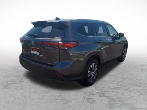Used 2023 Toyota Highlander XLE AWD/4WD image 8
