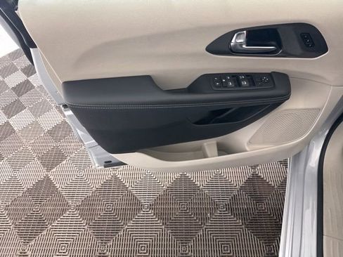 Used 2024 Chrysler Pacifica Touring-L image 18