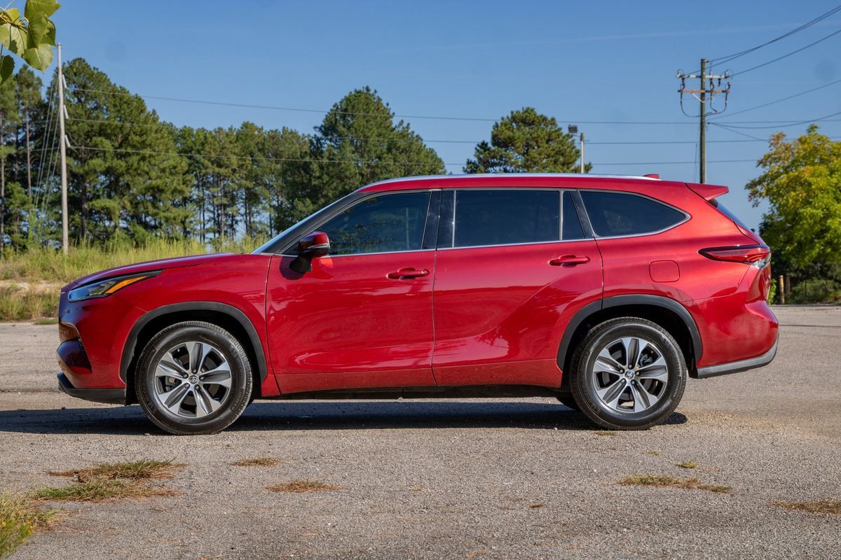 Used 2020 Toyota Highlander XLE FWD image 7