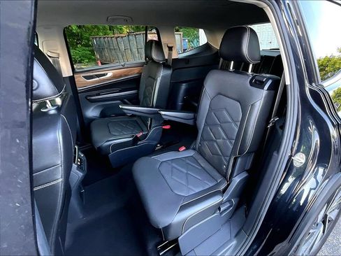 Used 2024 Volkswagen Atlas SE AWD/4WD image 14