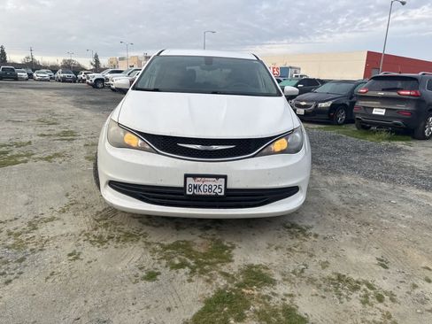 Used 2017 Chrysler Pacifica LX w/ Tire & Wheel Group image 2