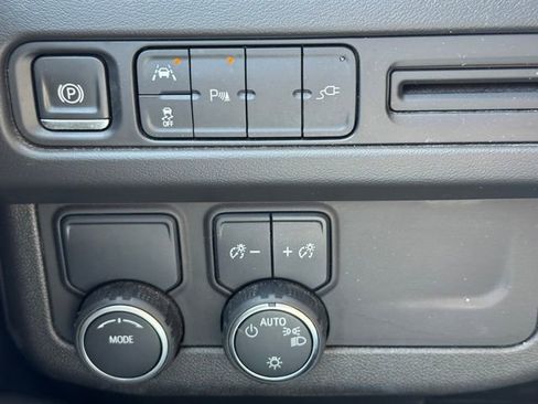 Used 2022 Chevrolet Suburban LT image 23