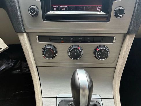 Used 2015 Volkswagen Golf S image 20