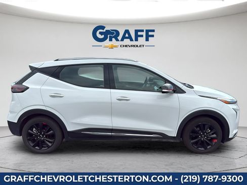Used 2023 Chevrolet Bolt EUV Premier w/ Sun & Sound Package FWD image 9