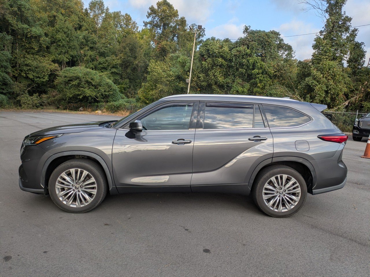 Used 2023 Toyota Highlander Platinum FWD image 3