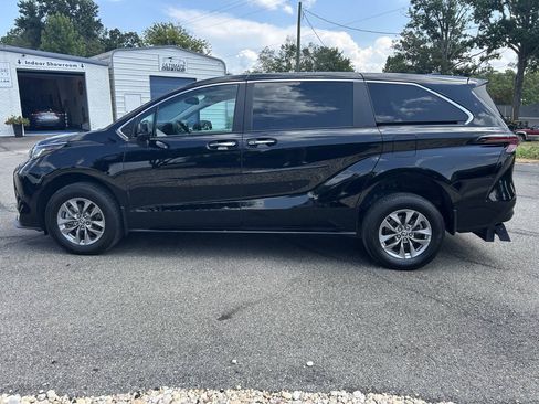 Used 2023 Toyota Sienna XLE FWD image 15