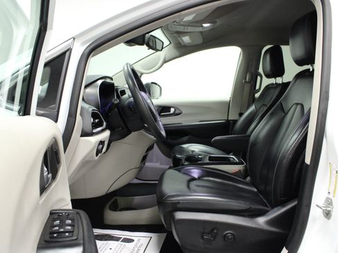 Used 2023 Chrysler Pacifica Touring-L FWD image 12