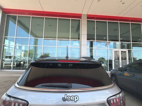 Used 2018 Jeep Compass Latitude w/ Popular Equipment Group AWD/4WD image 8