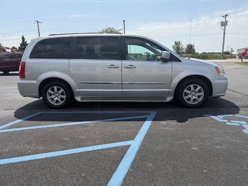Used 2011 Chrysler Town & Country Touring FWD image 12