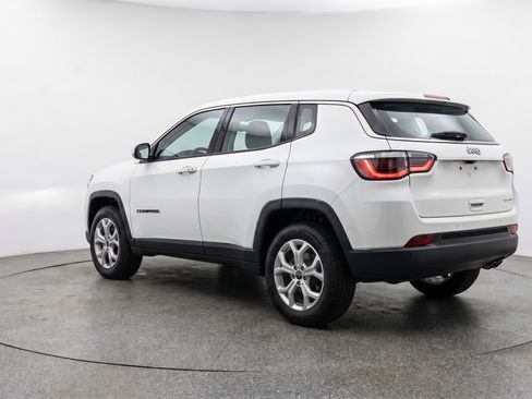 Used 2025 Jeep Compass Latitude AWD/4WD image 6