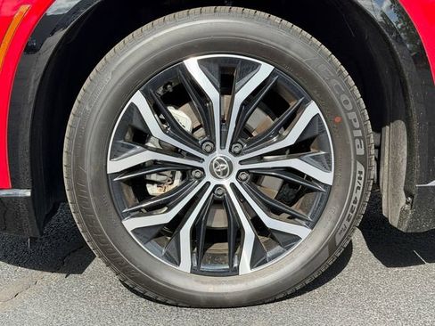 Certified 2025 Toyota Crown Signia AWD/4WD image 11