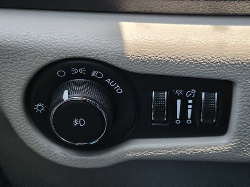 Used 2024 Chrysler Pacifica Touring-L FWD image 24