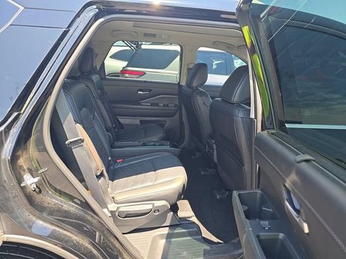 Certified 2025 Nissan Pathfinder Platinum FWD image 4