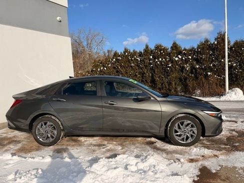 Used 2025 Hyundai Elantra Blue image 2