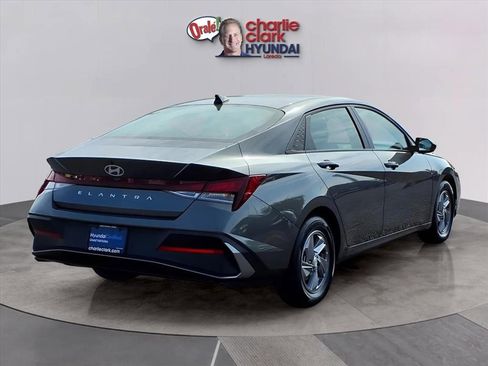 Certified 2025 Hyundai Elantra SE image 5