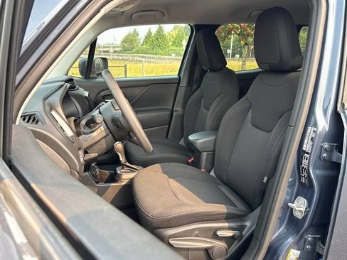 Used 2023 Jeep Renegade Latitude AWD/4WD image 18