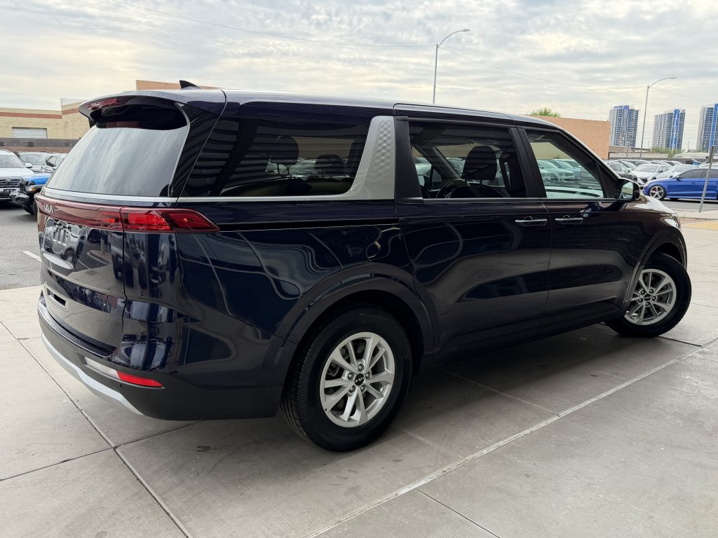 Used 2024 Kia Carnival LX FWD image 4