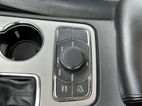Used 2021 Jeep Grand Cherokee Limited w/ Luxury Group II AWD/4WD image 17