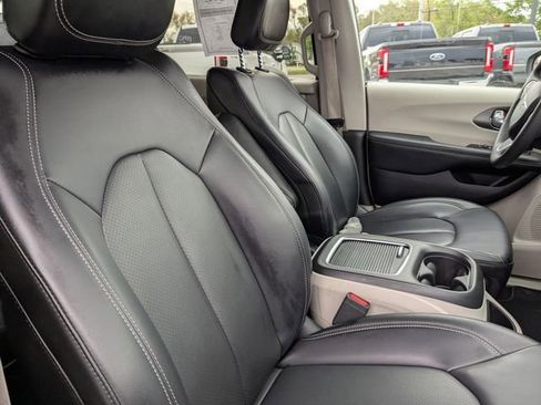 Used 2023 Chrysler Pacifica Touring-L FWD image 15