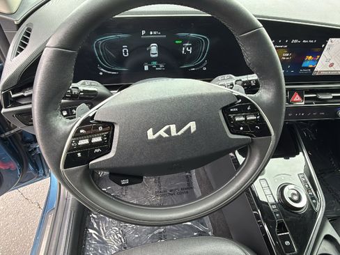 Used 2024 Kia Niro SX Touring image 18
