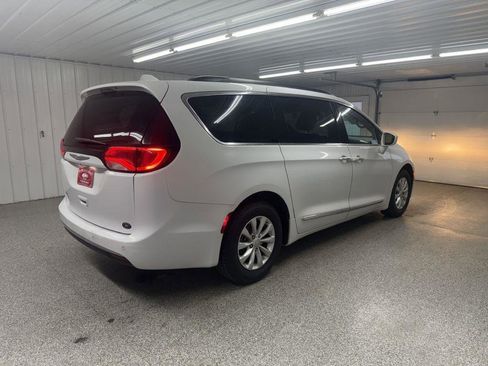 Used 2017 Chrysler Pacifica Touring-L image 6