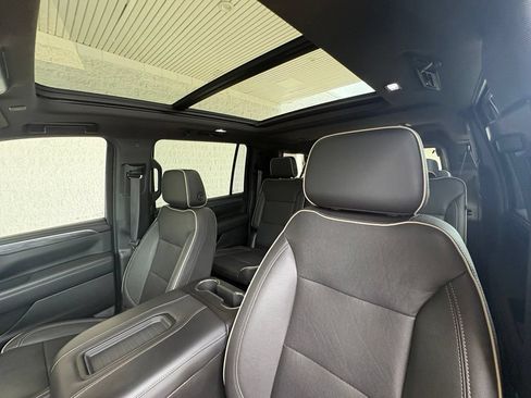 Used 2023 GMC Yukon XL SLT AWD/4WD image 2