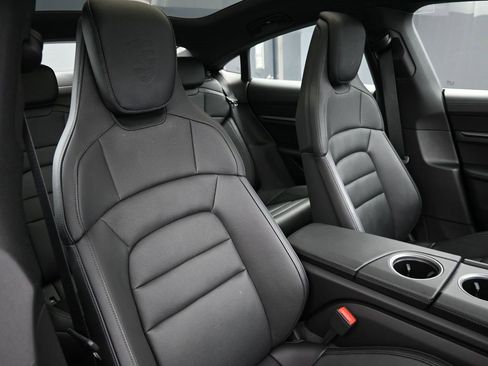 Used 2025 Porsche Taycan image 30