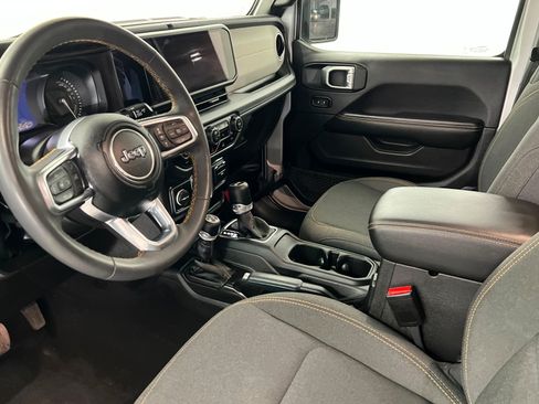 Used 2024 Jeep Wrangler Unlimited Sahara AWD/4WD image 15