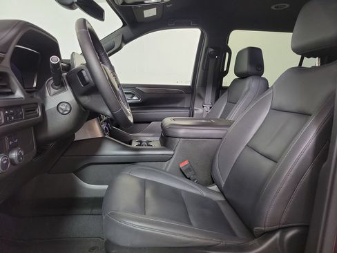Used 2022 Chevrolet Suburban LT w/ Luxury Package RWD image 12