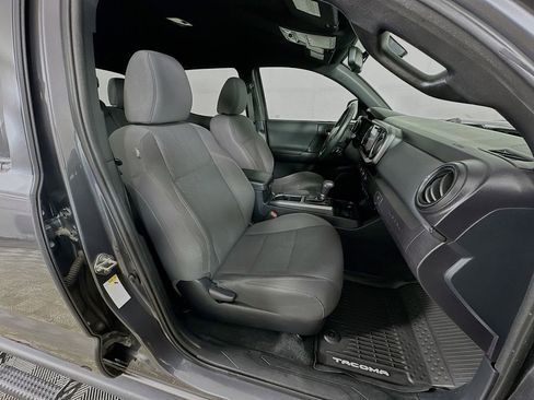 Used 2018 Toyota Tacoma TRD Sport image 32