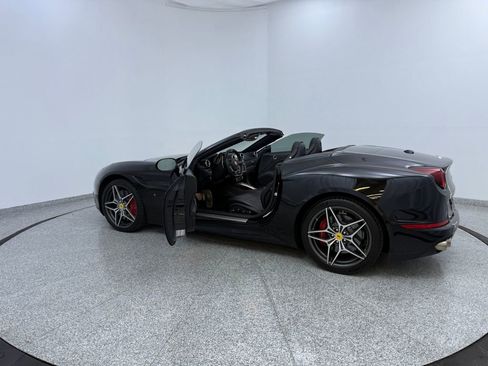 Used 2017 Ferrari California T RWD image 17