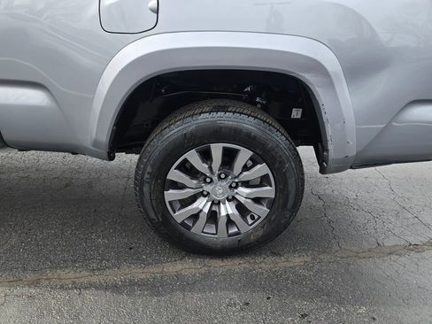 Used 2021 Toyota Tacoma Limited image 4