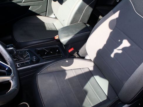 Used 2023 Volkswagen Taos SE image 4