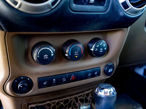Used 2016 Jeep Wrangler Unlimited Sahara w/ Connectivity Group AWD/4WD image 16