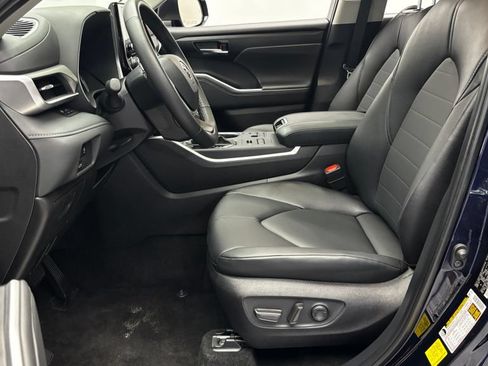 Used 2025 Toyota Highlander XLE AWD/4WD image 12