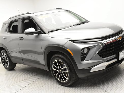 Used 2025 Chevrolet TrailBlazer LT FWD image 3