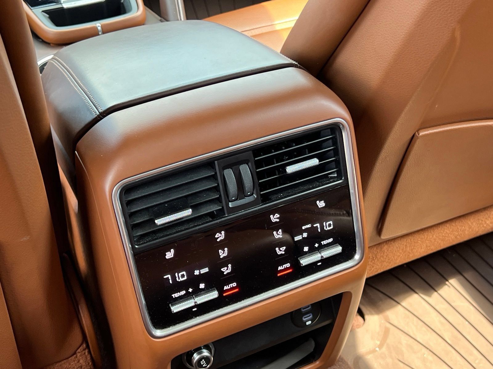 Certified 2023 Porsche Cayenne GTS AWD/4WD image 19