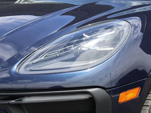Certified 2023 Porsche Macan AWD/4WD image 12