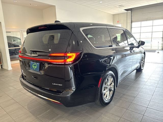 Used 2026 Chrysler Pacifica Limited FWD image 2