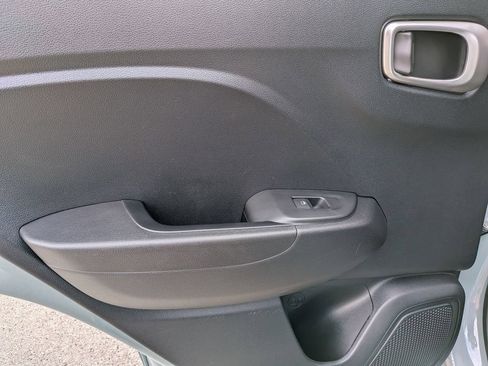 Used 2025 Hyundai Venue SEL FWD image 24